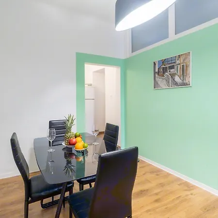 Apartamento Center Dina 3 *